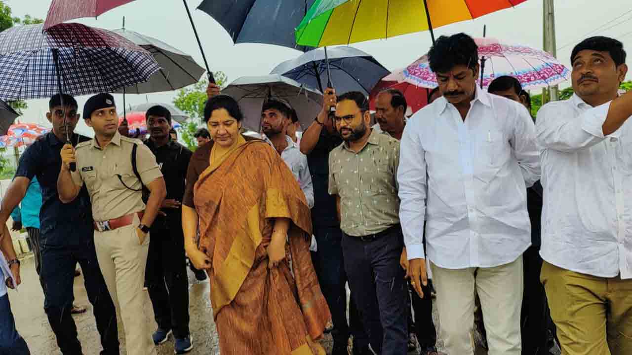 Heavy rains | ముంపు ప్రాంతాల్లో పర్యటించిన మంత్రి సత్యవతి రాథోడ్‌
