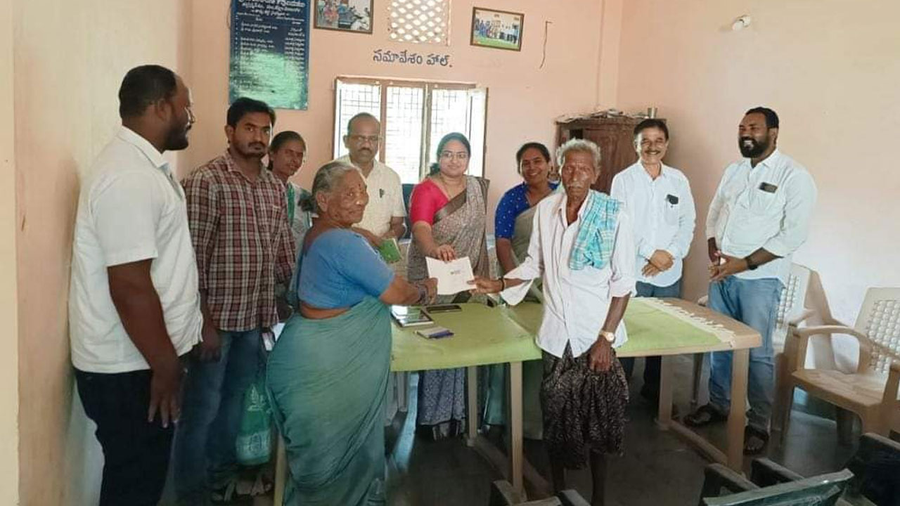 Podu Lands | ఎమ్మెల్యే సీత‌క్క త‌ల్లిదండ్రుల‌కు ‘పోడు’ ప‌ట్టాలు.. ఇదీ కేసీఆర్ పాల‌న అంటే..