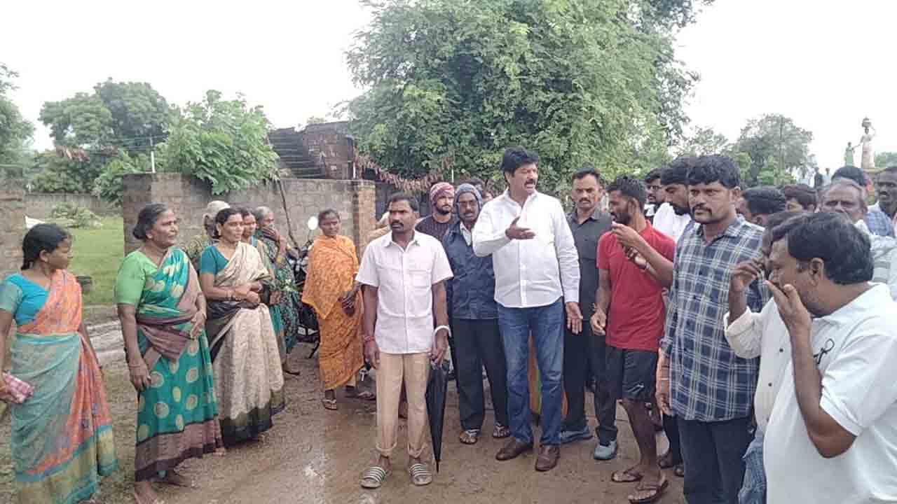  Heavy rains | ముంపు ప్రాంతాలను పరిశీలించిన ఎమ్మెల్యే శంకర్‌ నాయక్‌