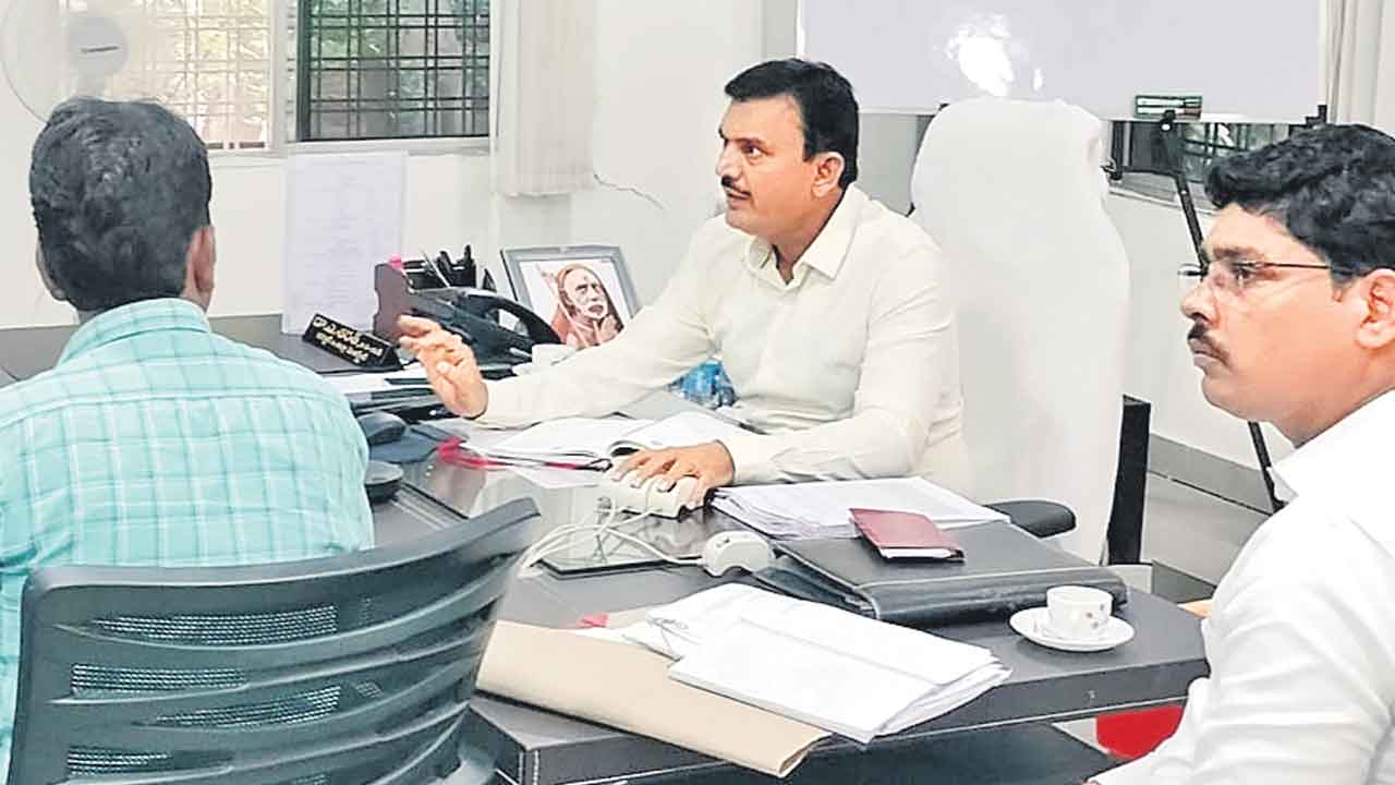 అర్హులందరికీ రూ.లక్ష సాయం