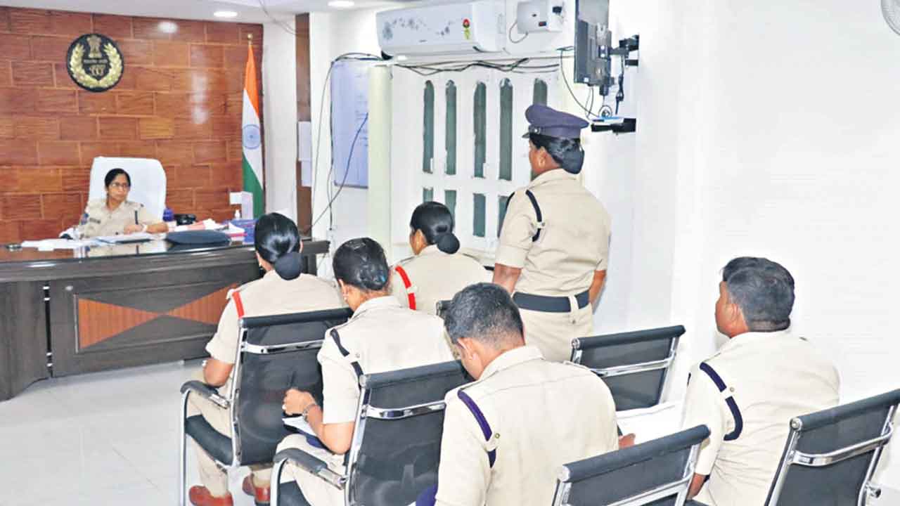 మహిళల భద్రతకే షీ టీమ్స్‌ బృందాలు