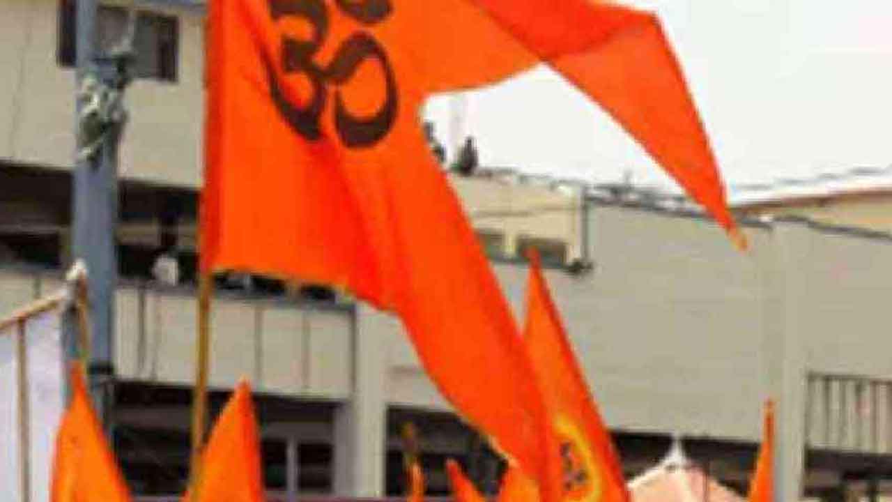 మత గురువుతో జై శ్రీరాం నినాదాలు