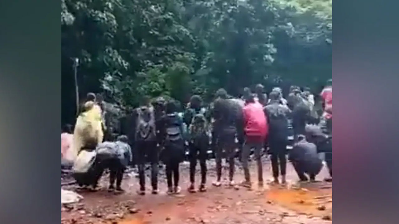 Dudhsagar Falls: దూద్‌సాగ‌ర్ వ‌ద్ద ట్రెక్క‌ర్ల‌తో బిస్కీలు తీయించిన పోలీసులు.. వీడియో వైర‌ల్