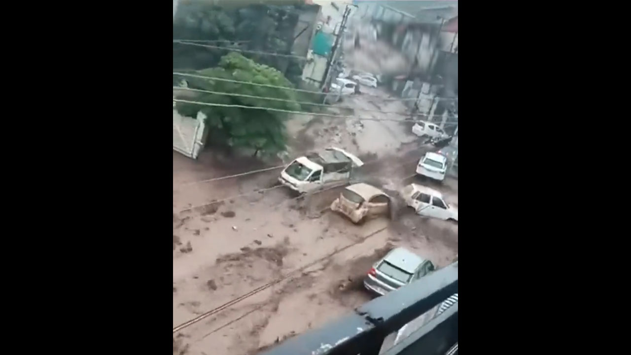 Himachal Pradesh Floods: హిమాచ‌ల్ బుర‌ద ప్ర‌వాహంలో కొట్టుకుపోతున్న వాహ‌నాలు.. వైర‌ల్ వీడియో
