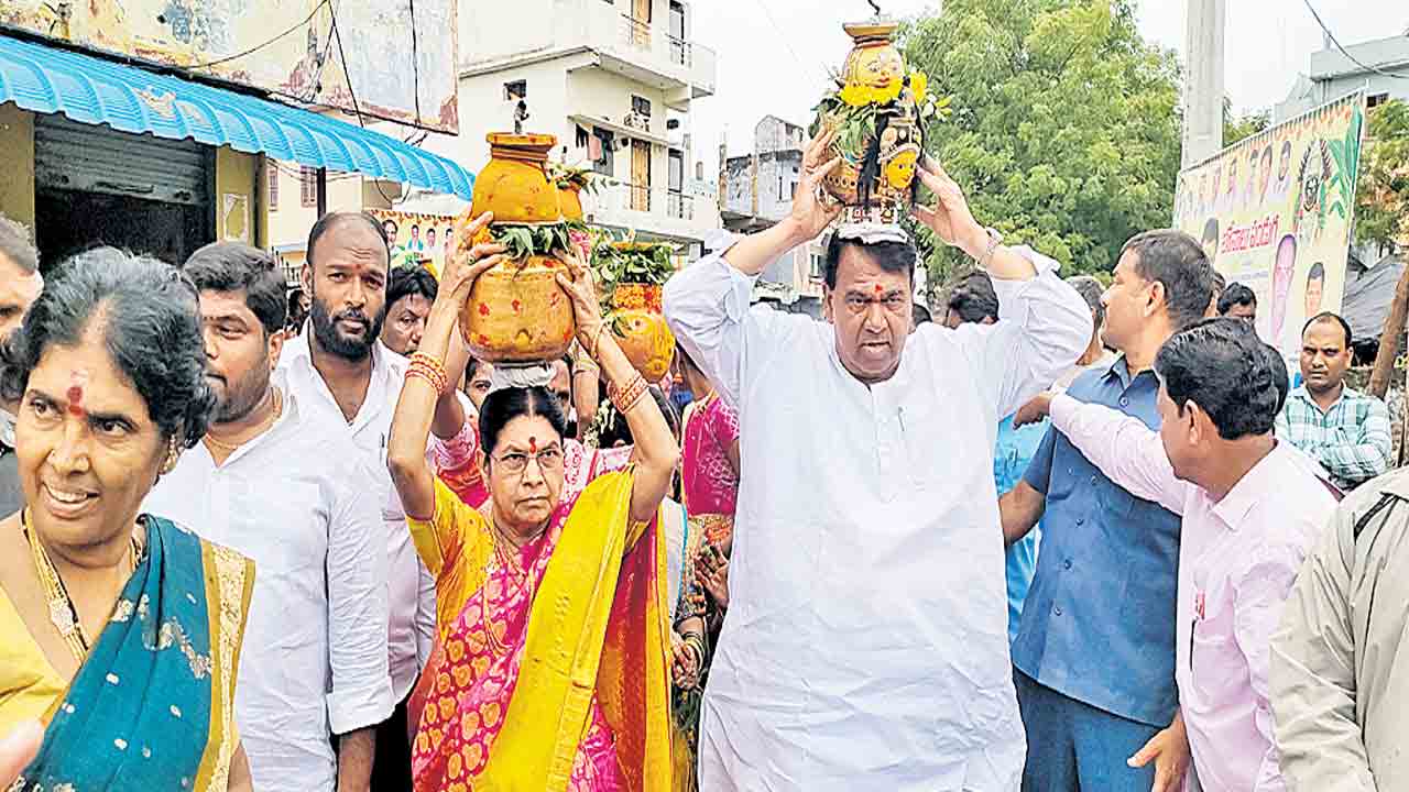 బోనమెత్తిన స్పీకర్‌ పోచారం