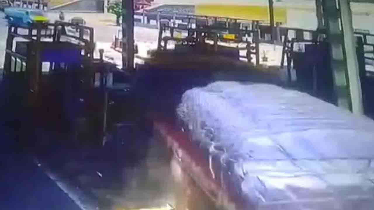 truck rams toll plaza | టోల్‌ ప్లాజాపైకి దూసుకెళ్లిన లారీ.. ఒకరు మృతి, పలువురికి గాయాలు