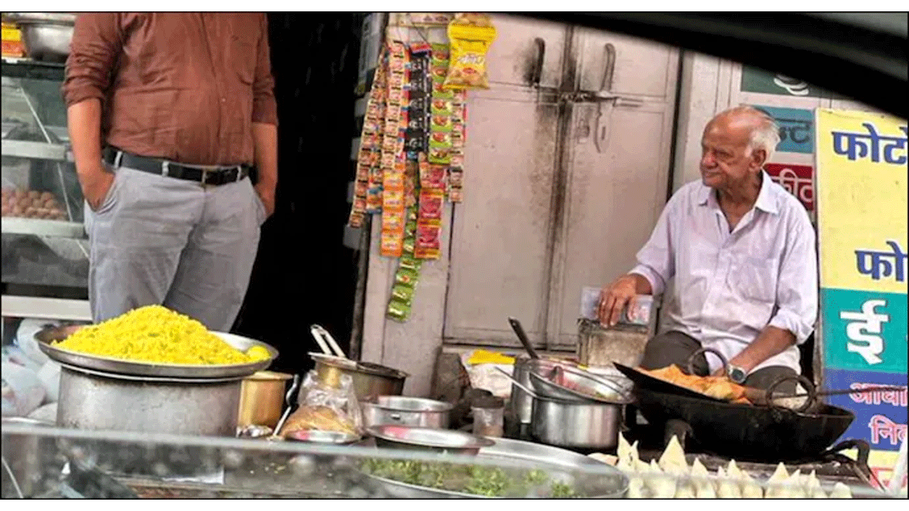 Viral Post | ప‌నిలోనే సంతృప్తి ల‌భిస్తుంద‌న్న పెద్దాయ‌న : రిటైర్మెంట్‌కు స‌రికొత్త నిర్వ‌చ‌నం ఇచ్చిన‌ స‌మోసా విక్రేత‌