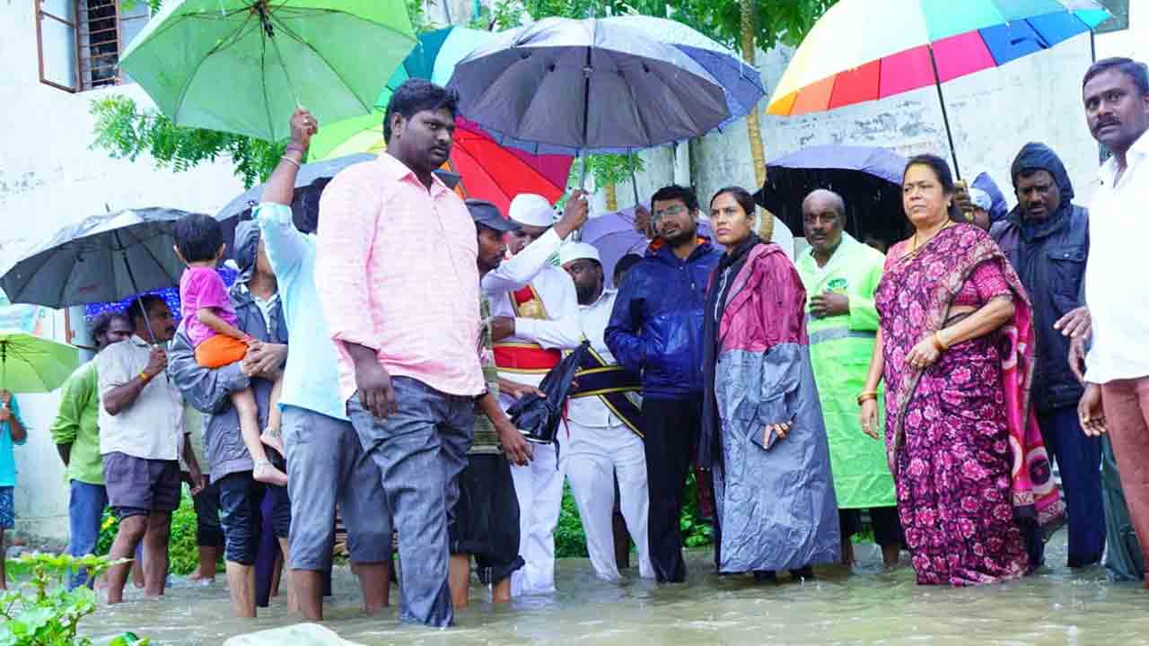 Heavy rains | వరంగల్‌ జిల్లాలో భారీ వర్షం..ముంపు ప్రాంతాలను పరిశీలించిన మేయర్‌ సుధారాణి