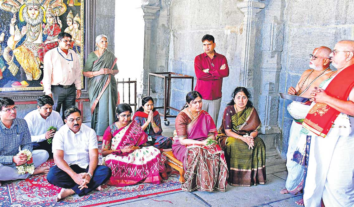 యాదగిరిగుట్ట పునర్నిర్మాణం అద్భుతం