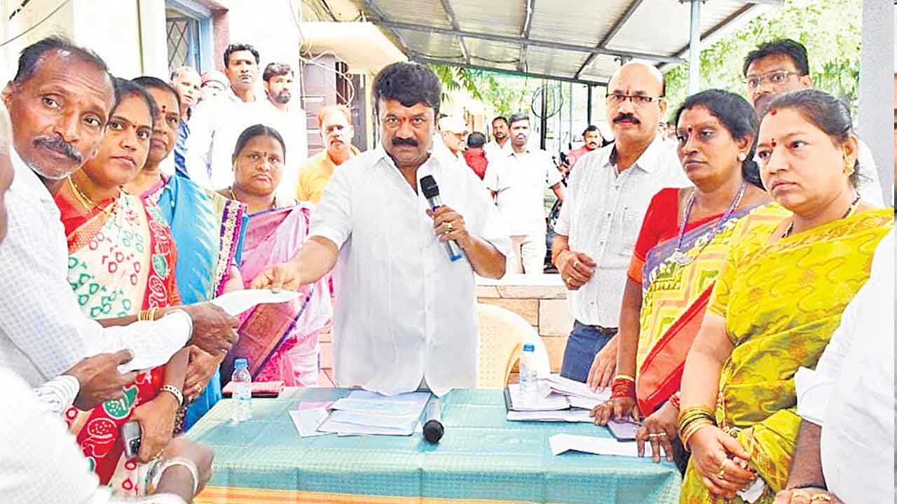 బోనాల చెక్కులు పంపిణీ
