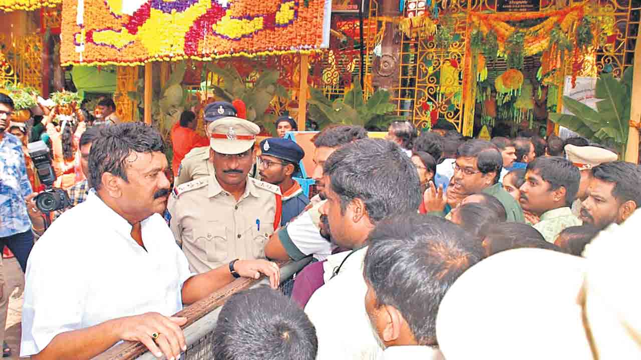 ఘనంగా మహంకాళి బోనాలు