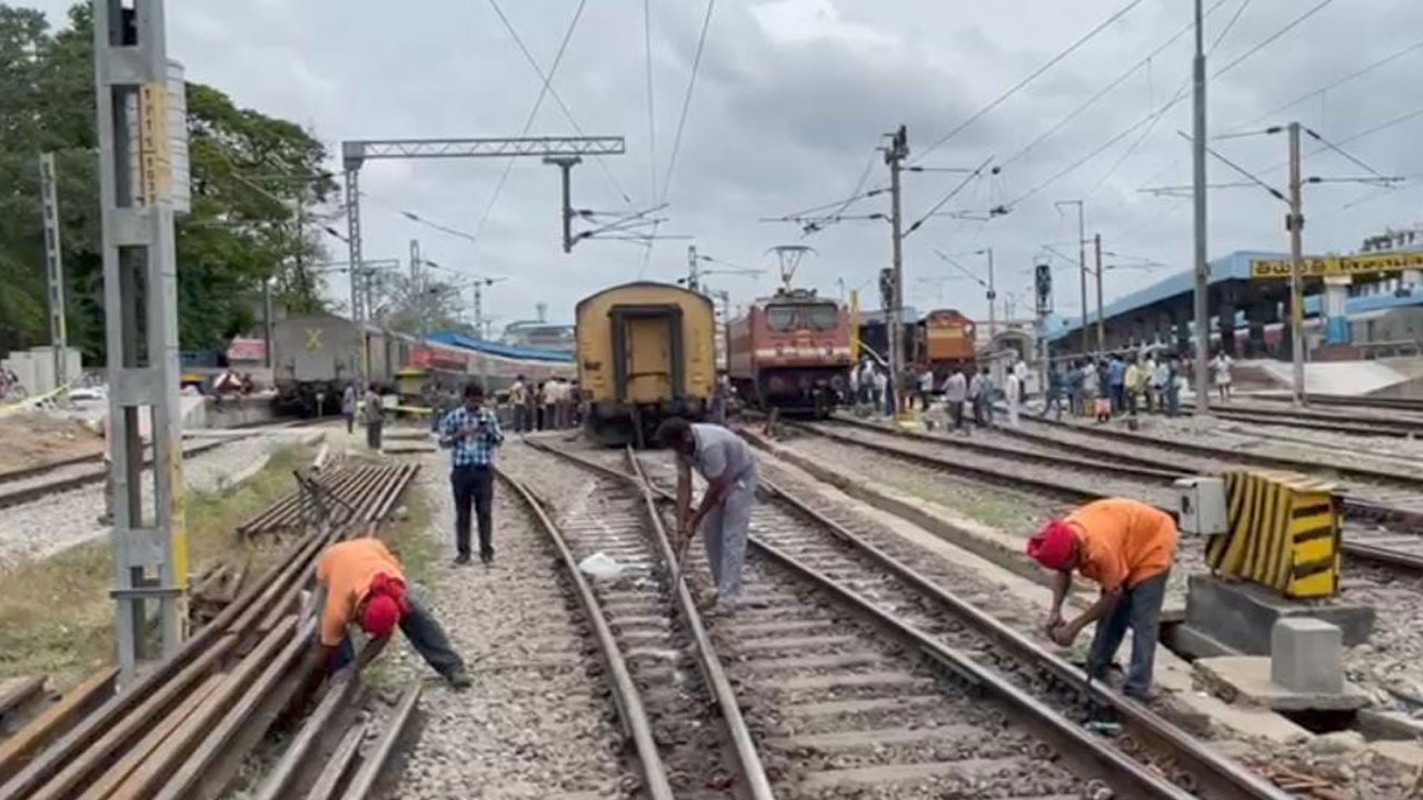 Padmavathi Express | ప‌ట్టాలు త‌ప్పిన ప‌ద్మావ‌తి ఎక్స్‌ప్రెస్.. పలు రైళ్లు ఆలస్యం
