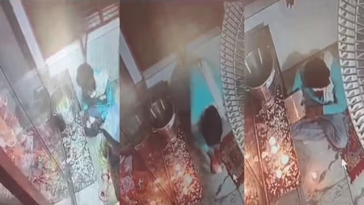 Theft In Temple | హ‌నుమాన్ చాలీసా ప‌ఠించి రూ. 5000 కొట్టేశాడు.. చివరికి ఇలా బయటపడింది