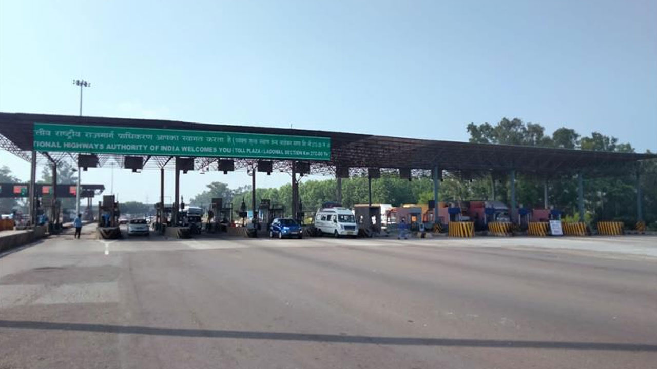 Toll Plaza: టోల్ ప్లాజ్ క్యాషియ‌ర్ వ‌ద్ద 24 ల‌క్ష‌లు చోరీ