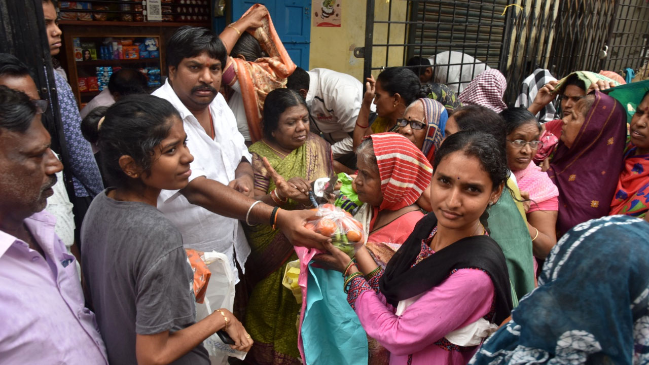 Tomato | కూతురు పుట్టిన రోజు.. 400 కిలోల ట‌మాటాల‌ను పంపిణీ చేసిన హైద‌రాబాదీ