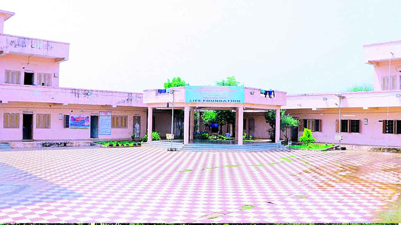 ఆంధ్రాలో ఏర్పాటు తెలంగాణలో ఎదురుచూపులు