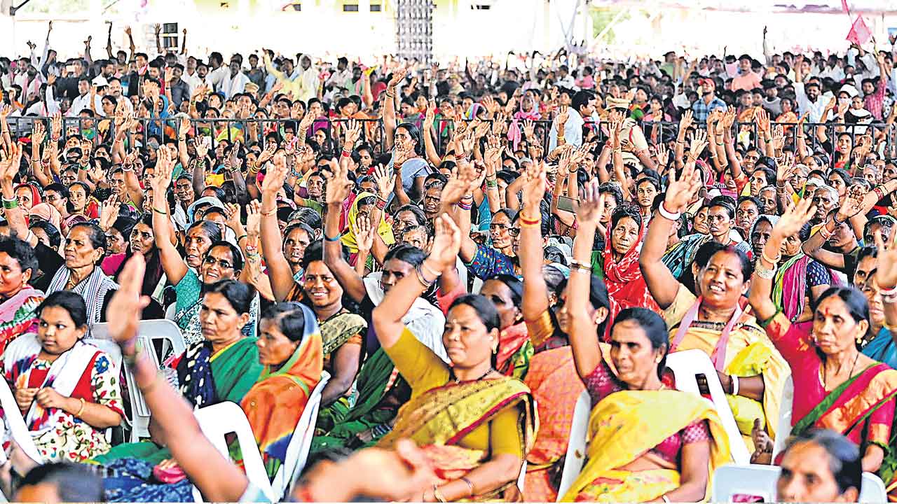 గిరిజన జాతర.. పండుగను తలపించిన సీఎం బహిరంగ సభ