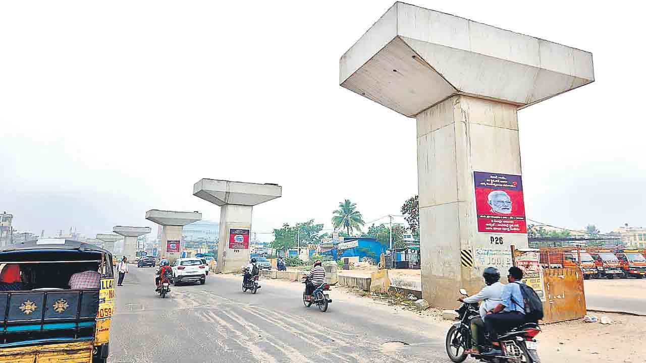 Telangana | ఏండ్లు గడుస్తున్నాయి.. కానీ ఈ రోడ్ల నిర్మాణాలు పూర్తవ్వట్లేదు.. అట్లుంటది మరి కేంద్రం పనితీరు!