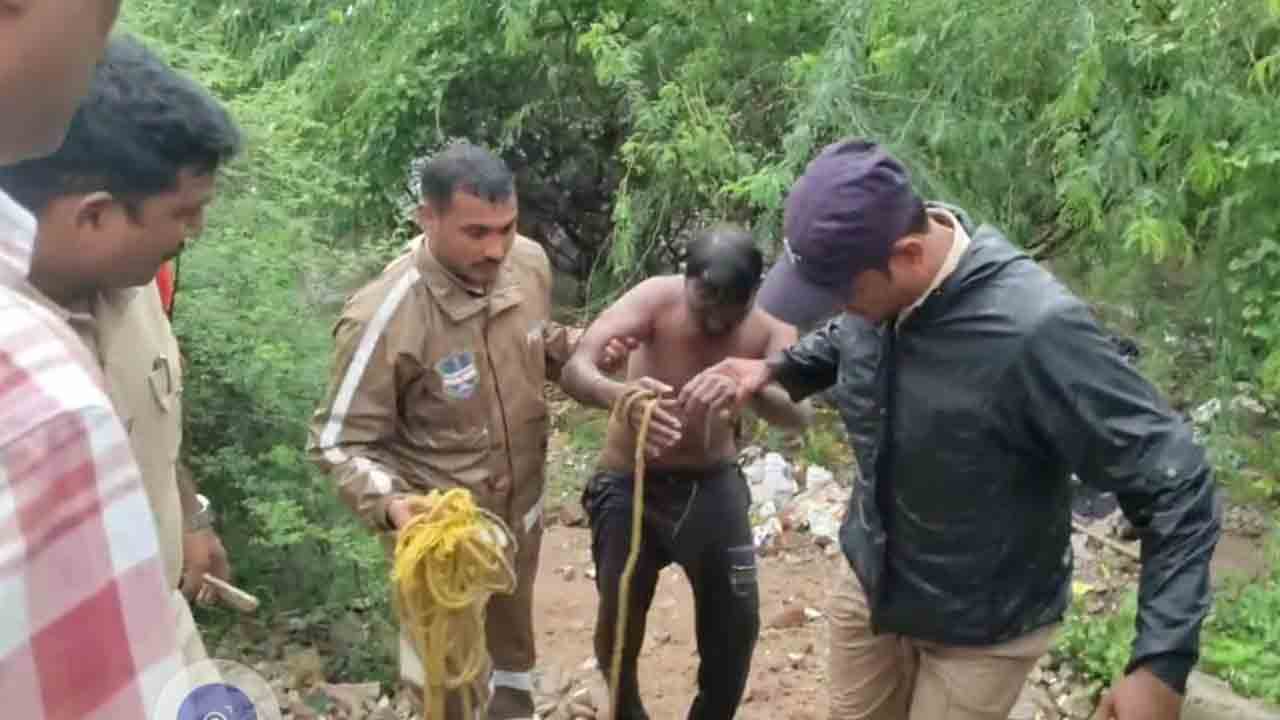 Heavy rains | మూలవాగులో చిక్కుకున్న కూలీ.. నాలుగు గంటలు నరకయాతన