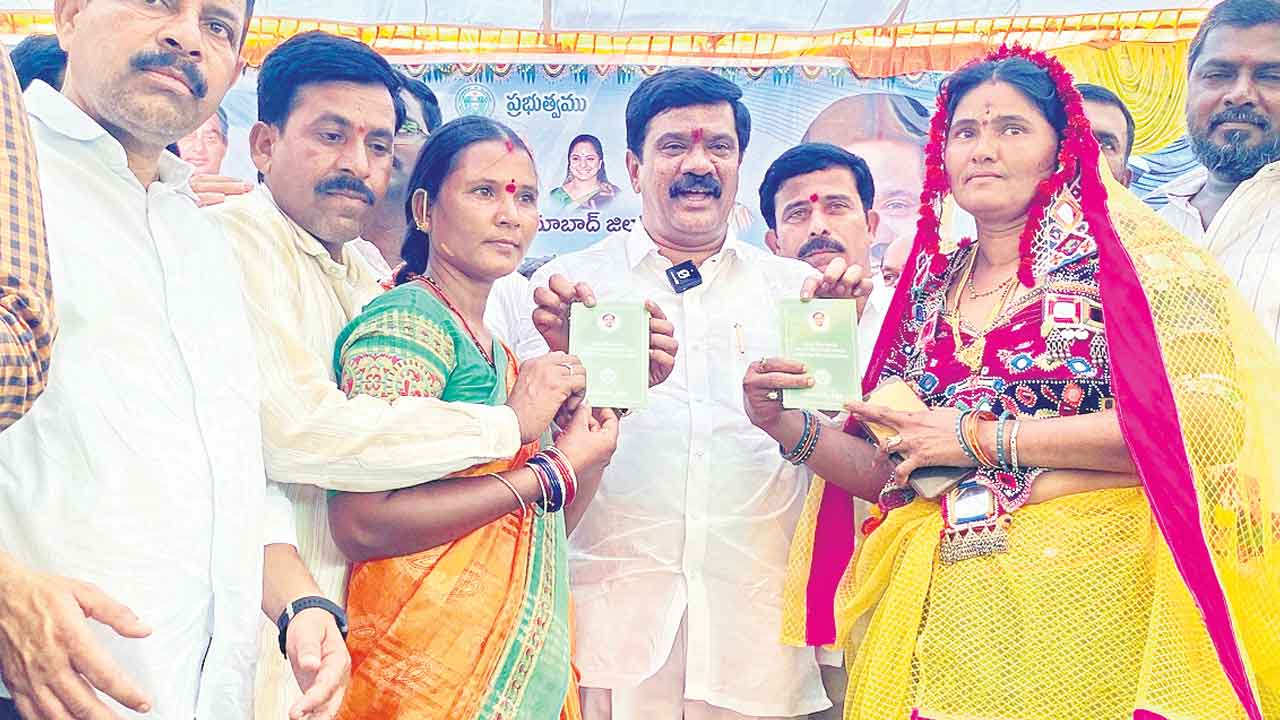 గిరిపుత్రుల అస్తిత్వానికి ప్రతీక.. పోడు పట్టాలు