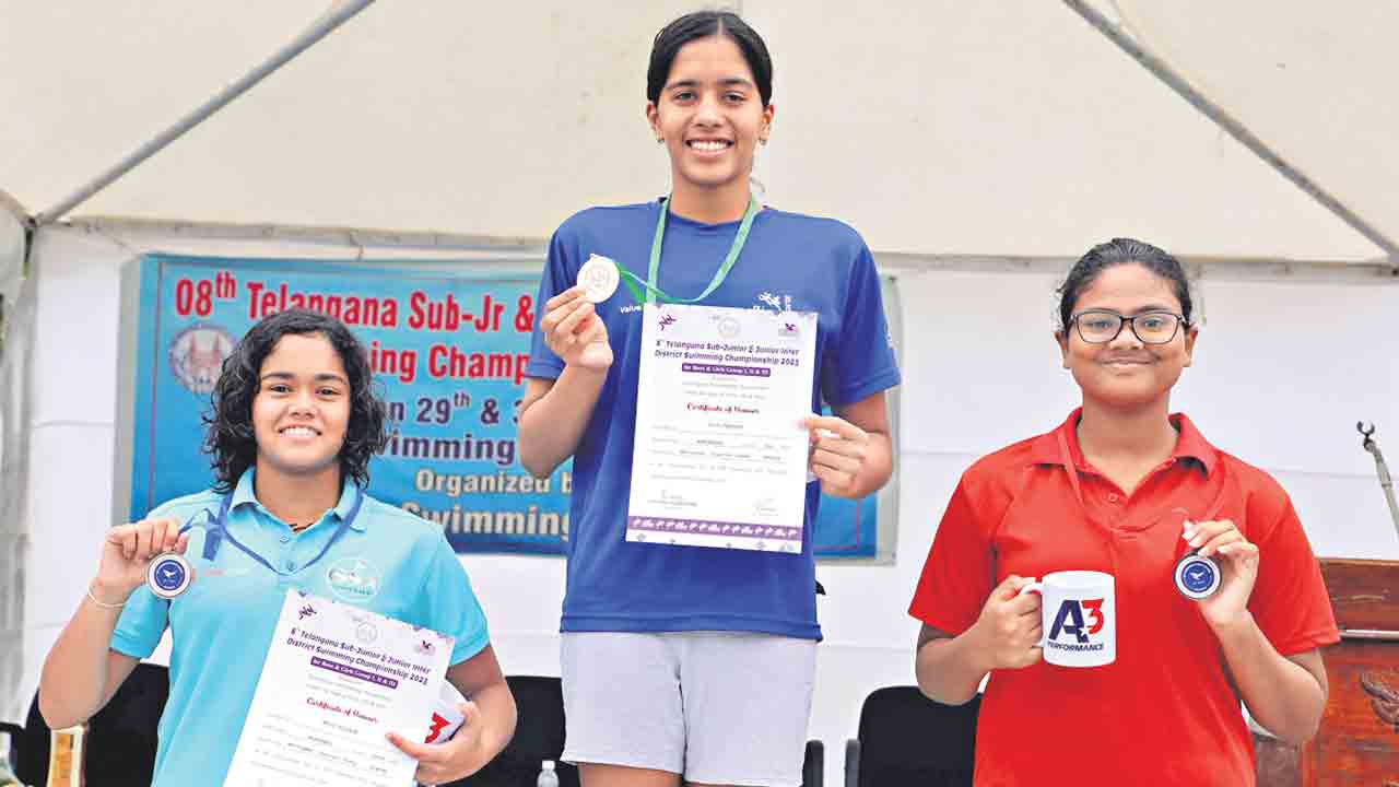 స్విమ్మింగ్‌ చాంపియన్‌షిప్‌లో వ్రితికి స్వర్ణం