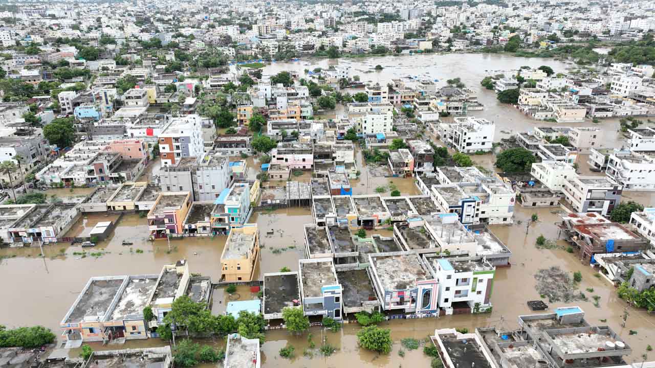 జడివాన.. ఉరుములు, మెరుపులు, ఈదురు గాలులతో కుండపోత
