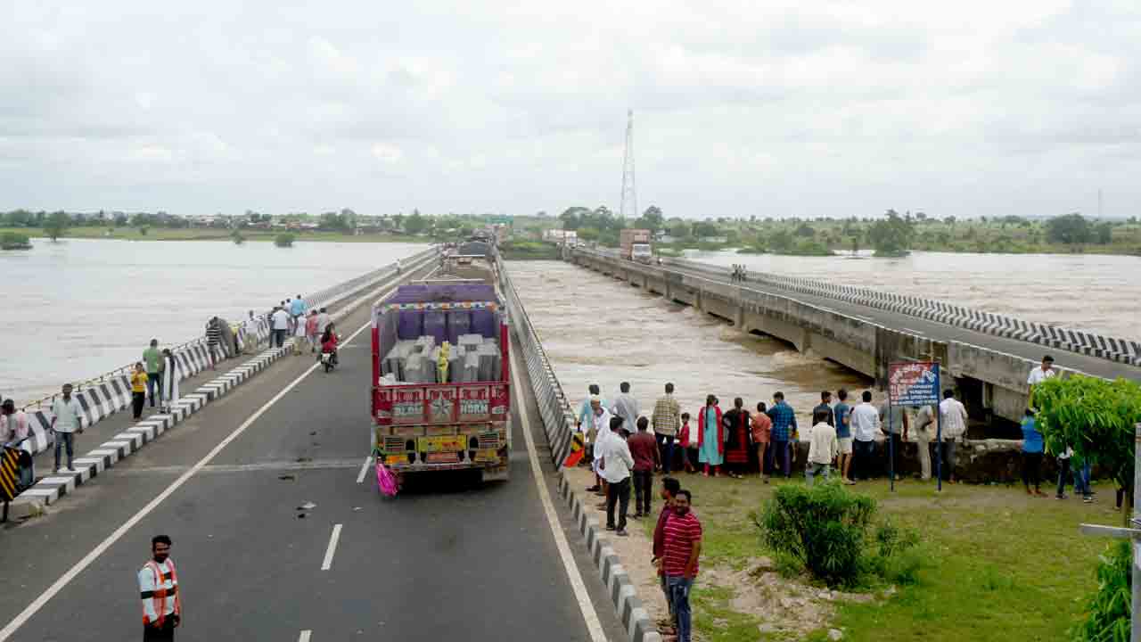 కృష్ణమ్మ పరవళ్లు