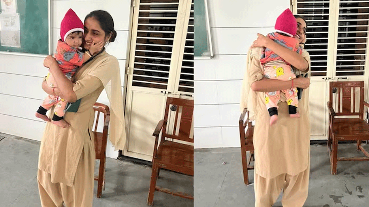 Viral Pics | మ‌హిళా కానిస్టేబుల్ ఔదార్యం : త‌ల్లి ప‌రీక్ష రాస్తుండ‌గా శిశువును లాలించింది..!