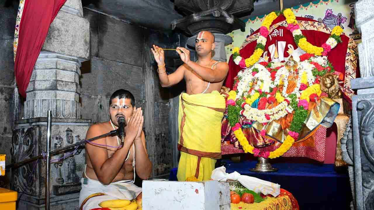 గుట్టలో వైభవంగా నిత్య కల్యాణోత్సవం