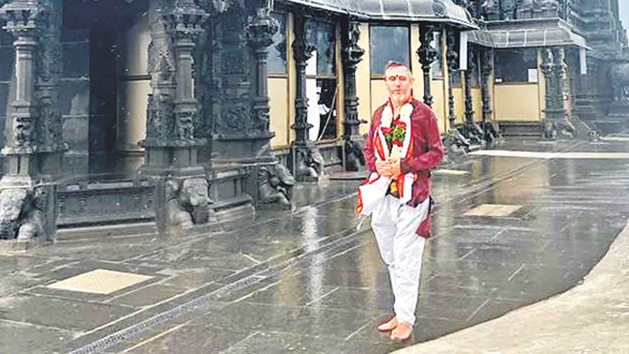 యాదగిరీశుడి సేవలో బ్రిటిష్‌ డిప్యూటీ హై కమిషనర్‌