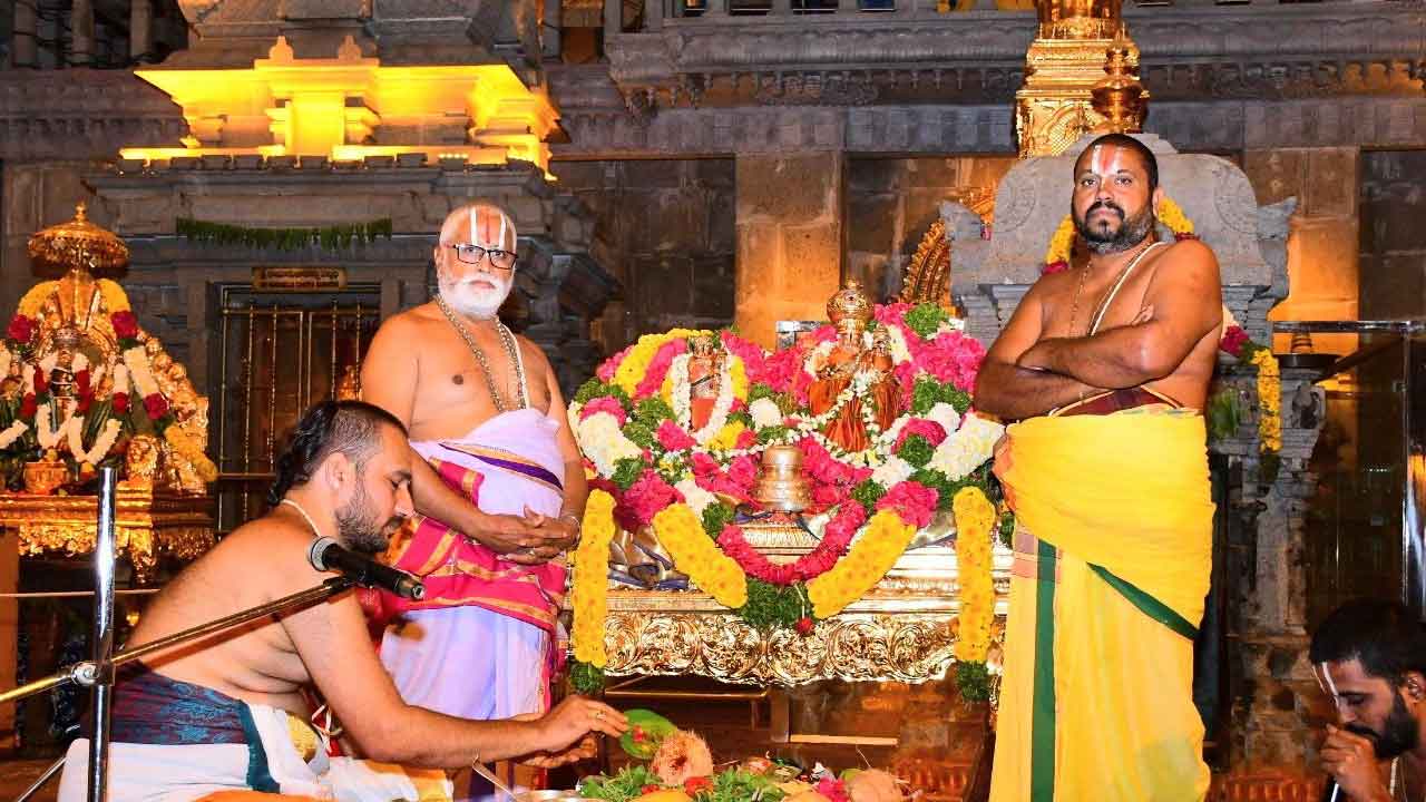 గుట్టలో వైభవంగా నిత్యారాధనలు