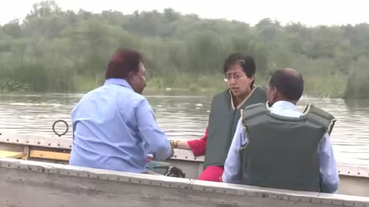 Yamuna | హ‌ర్యానా నుంచి భారీ వ‌ర‌ద‌.. ప్ర‌మాద‌క‌ర స్థాయిలో య‌మునా.. ప‌రిశీలించిన మినిస్ట‌ర్ అతిషి