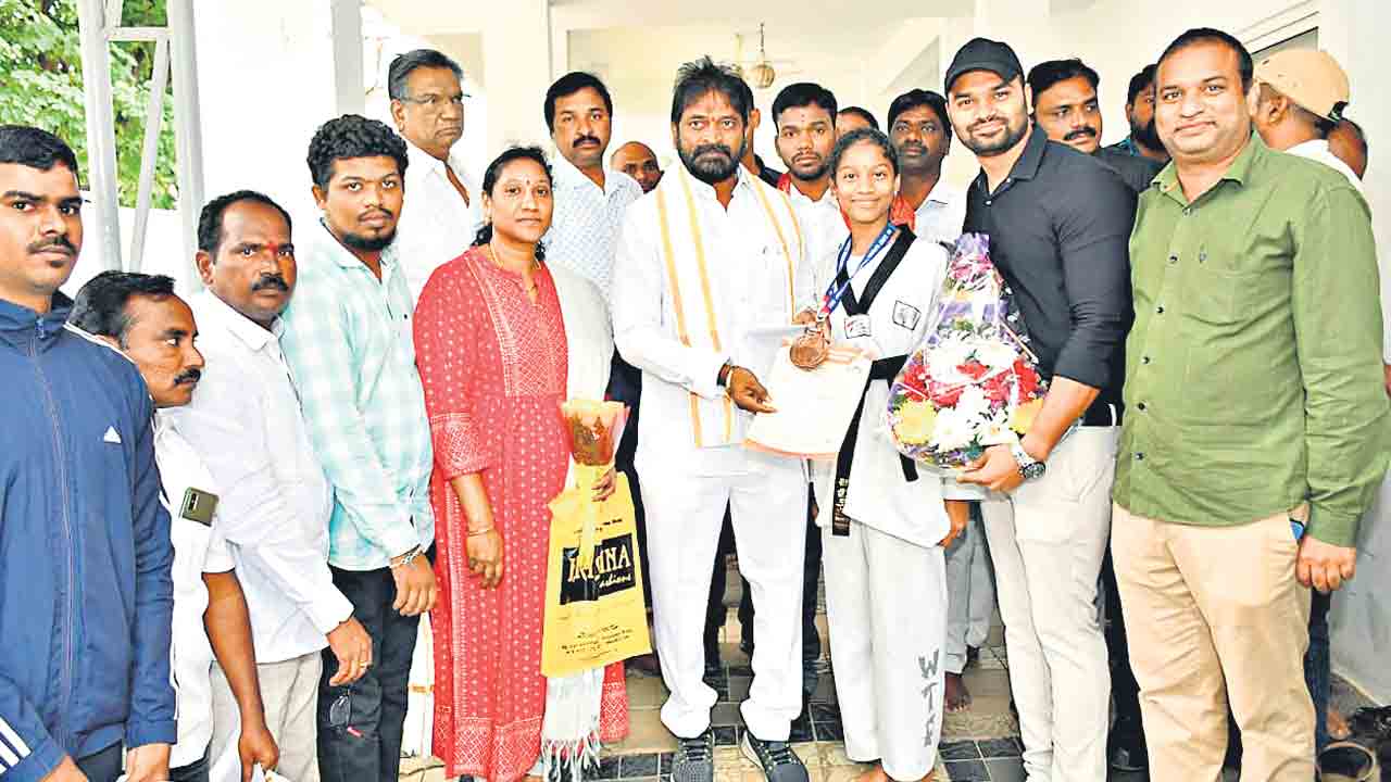 తైక్వాండో చాంపియన్‌షిప్‌లో ఆరుషికి కాంస్యం.. అభినందించిన మంత్రి శ్రీనివాస్‌ గౌడ్‌