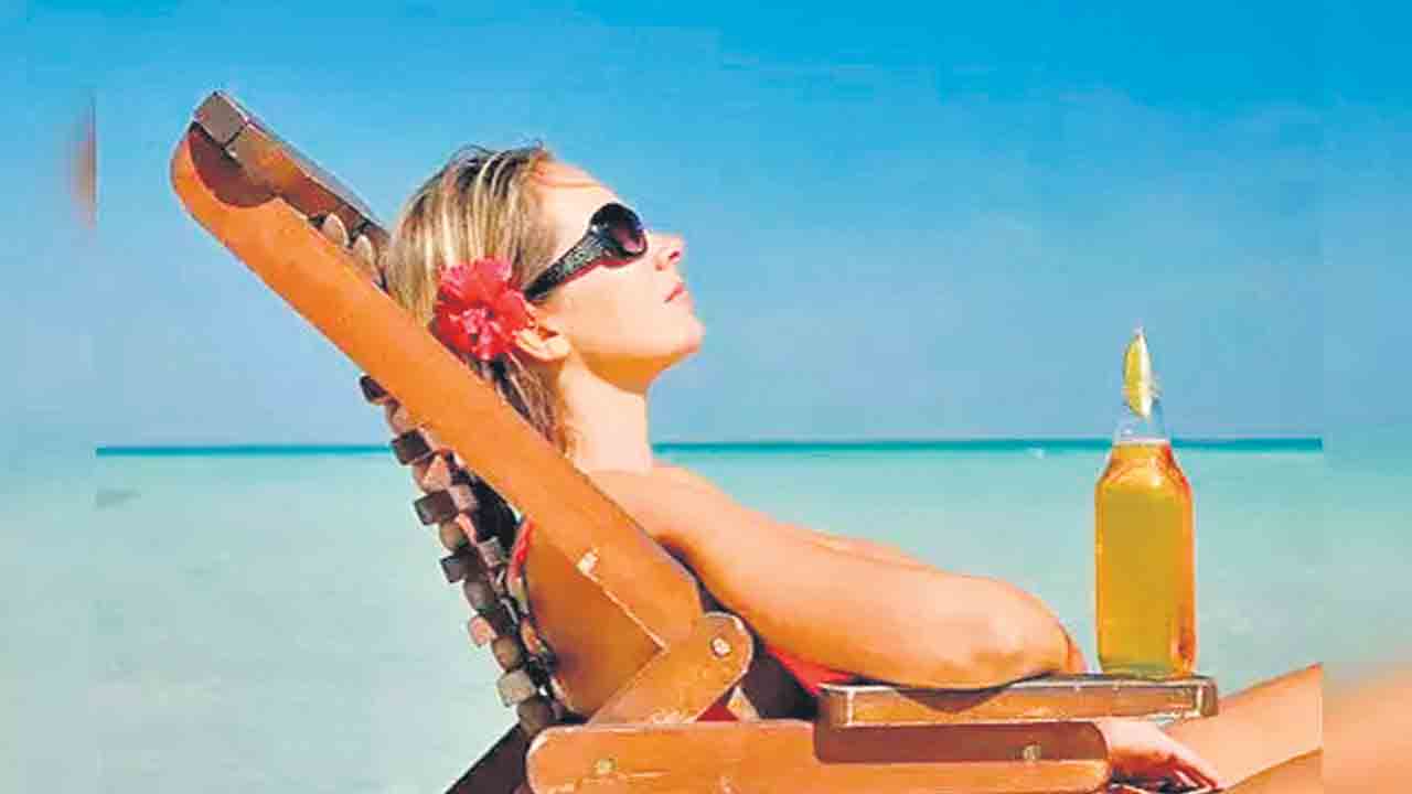 Beer Tanning | చర్మం మెరవాలని ఒంటిపై బీర్‌ పోసుకుంటున్నారా? బీ అలర్ట్‌!