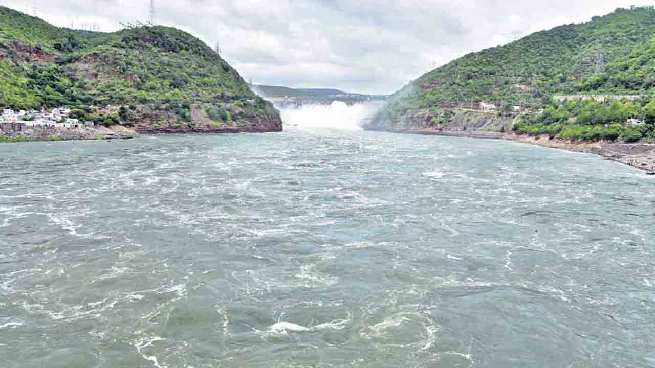 కృష్ణాలో కొనసాగుతున్న వరద