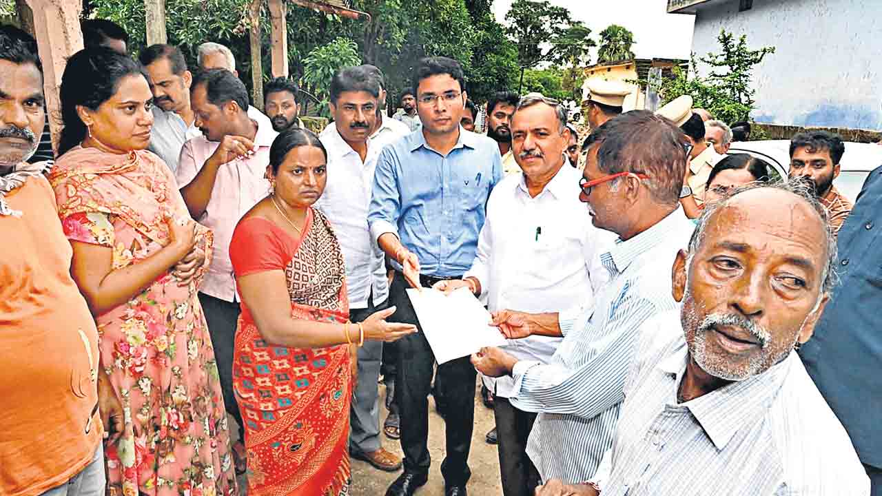 మోరంచపల్లి బాధితులకు వరద సాయం