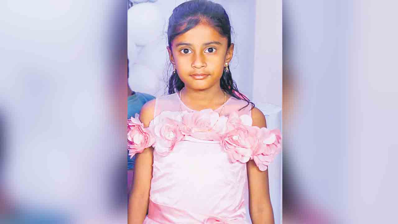 బస్సుడ్రైవర్‌ నిర్లక్ష్యం.. చిన్నారి ప్రాణం తీసింది