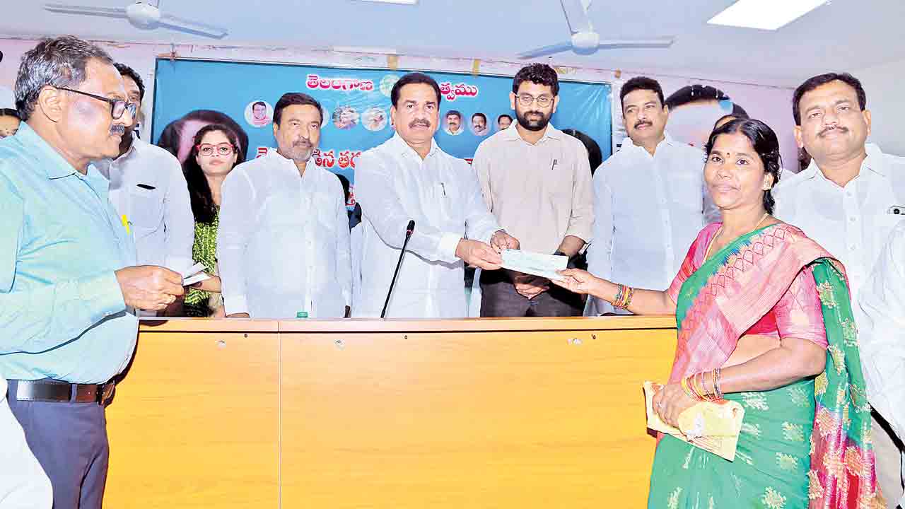 బీసీ కుటుంబాల్లో వెలుగులు నింపడమే సీఎం లక్ష్యం