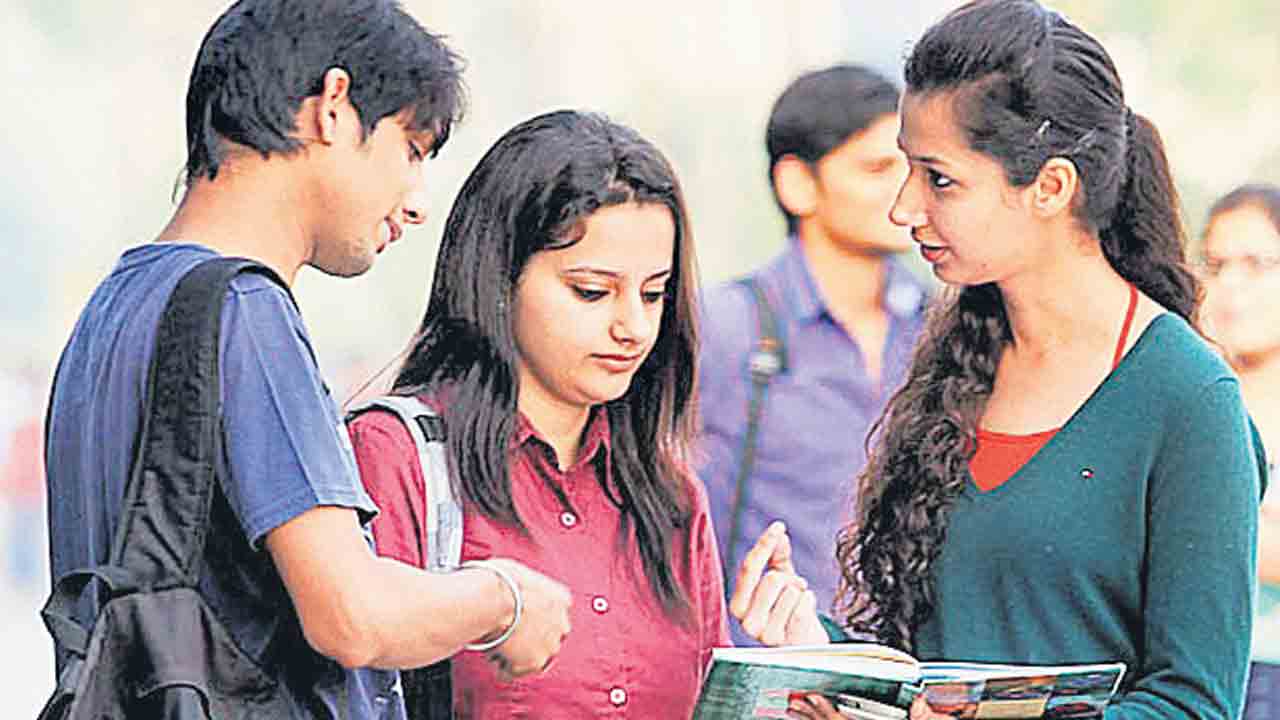 సహచరుల జేఈఈ స్కోర్లను అడగొద్దు