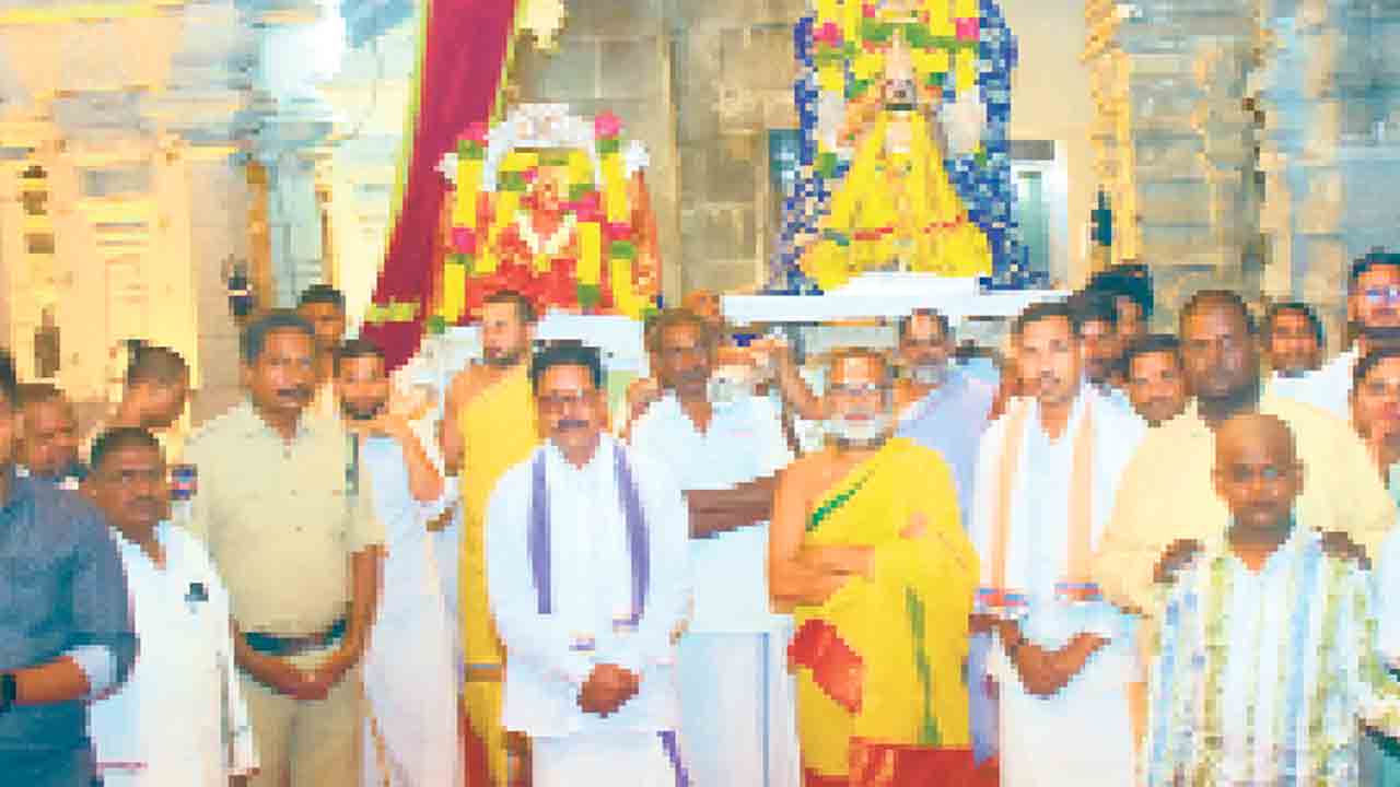 వైభవంగా లక్ష్మీనరసింహుల కల్యాణోత్సవ సేవ