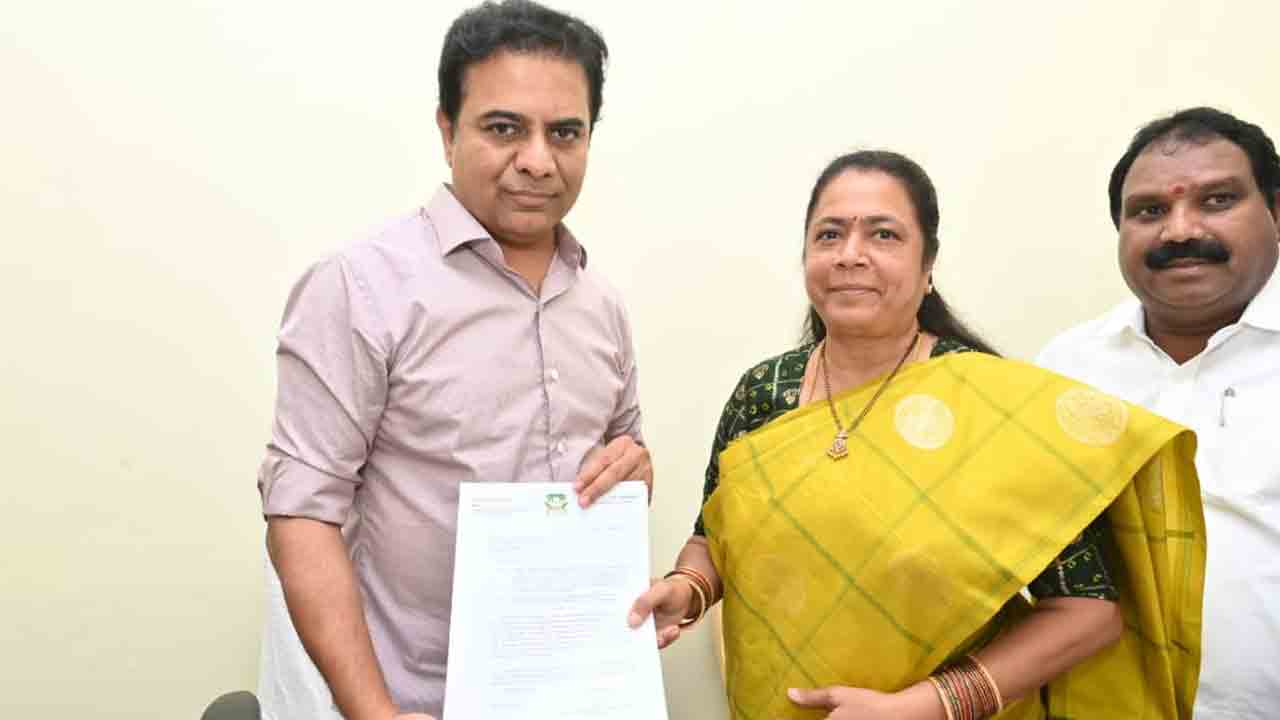 మంత్రి కేటీఆర్‌ను కలిసిన మేయర్‌ సుధారాణి