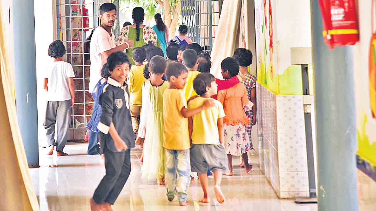 అనాథలకు సర్కారే అమ్మానాన్న!