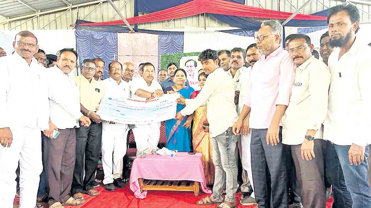 బీసీలకు లక్ష సాయం