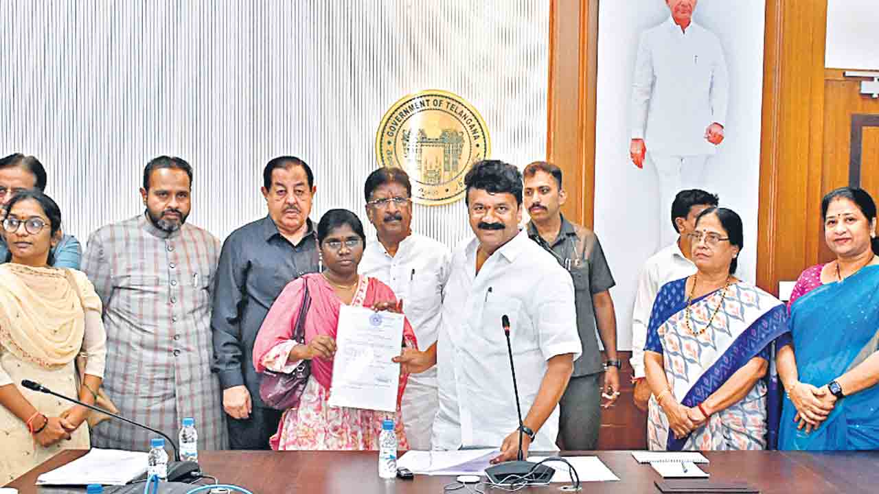 రెవెన్యూ సహాయకులకు సర్కారు కొలువులు