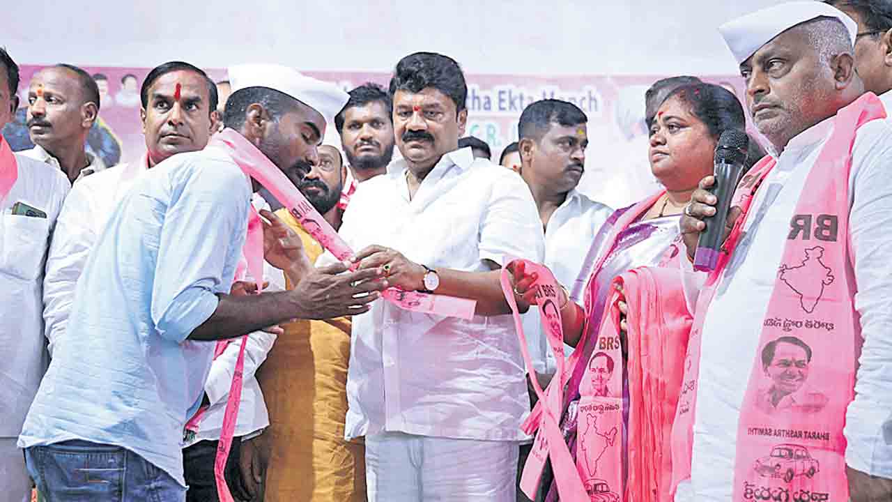 అభివృద్ధిని చూడలేని కబోదులు