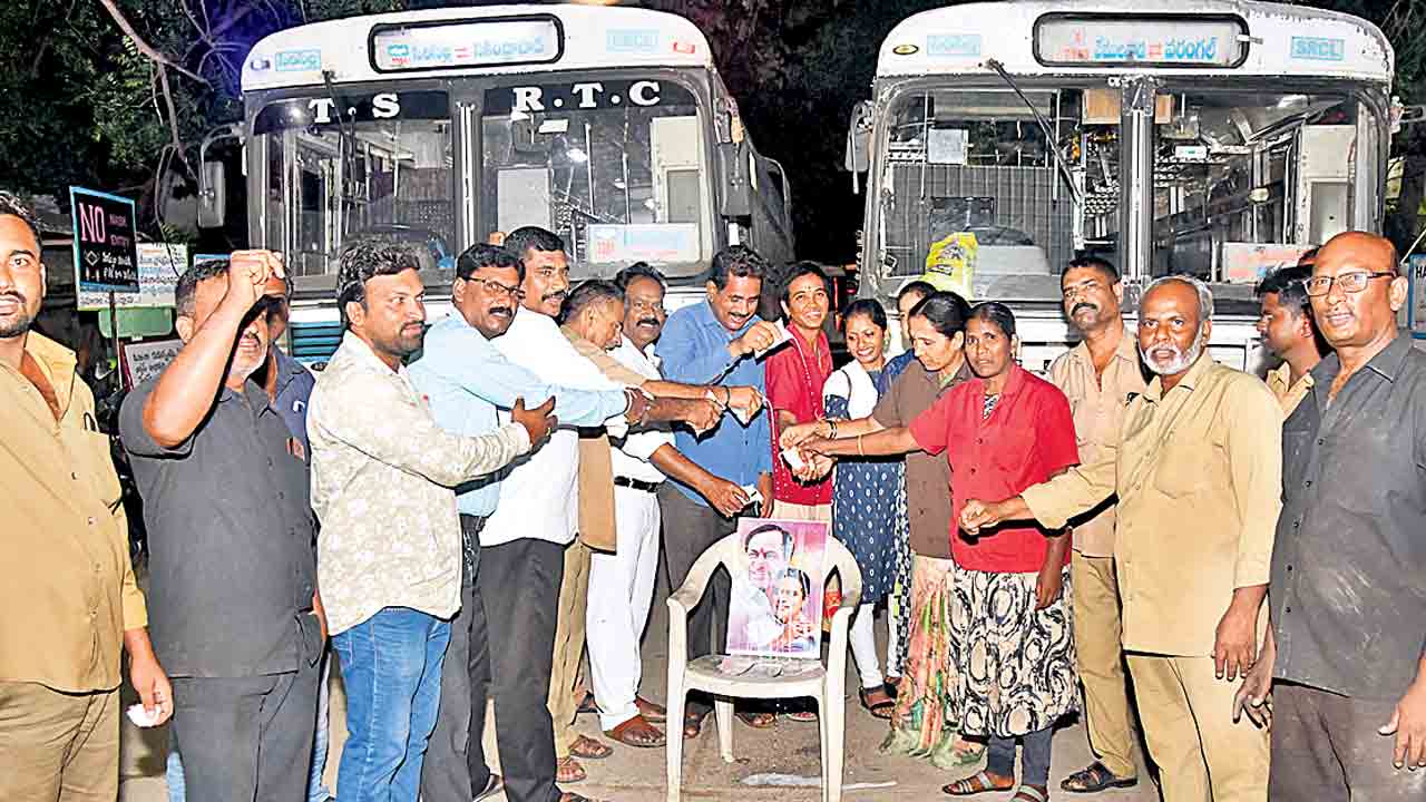TSRTC |  రాష్ట్రవ్యాప్తంగా మిన్నంటిన టీఎస్‌ఆర్టీసీ కార్మికుల సంబరాలు.. సీఎం కేసీఆర్‌ ఫొటోకు క్షీరాభిషేకాలు
