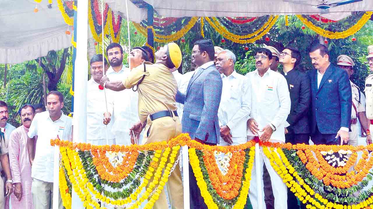 మువ్వ‌న్నెల రెప‌రెప‌లు..