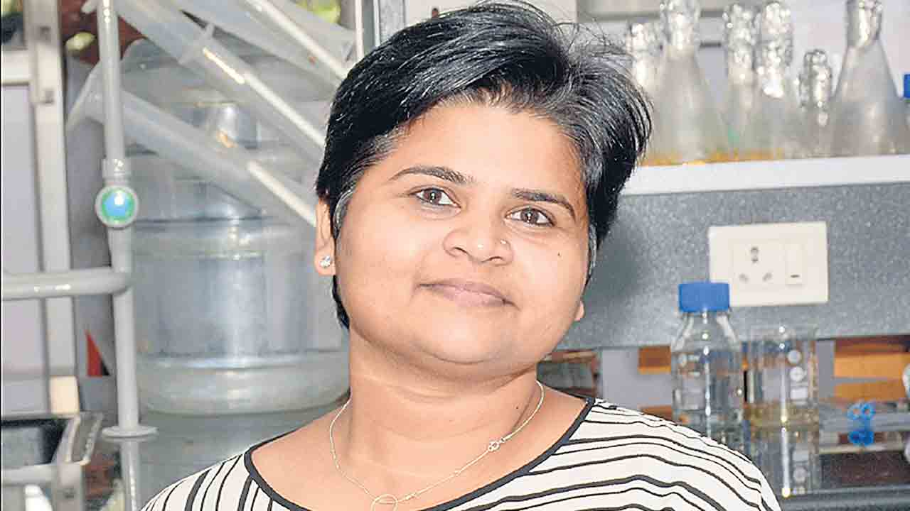 కంటికి రెప్పలా.. పంటకు కంచెలా