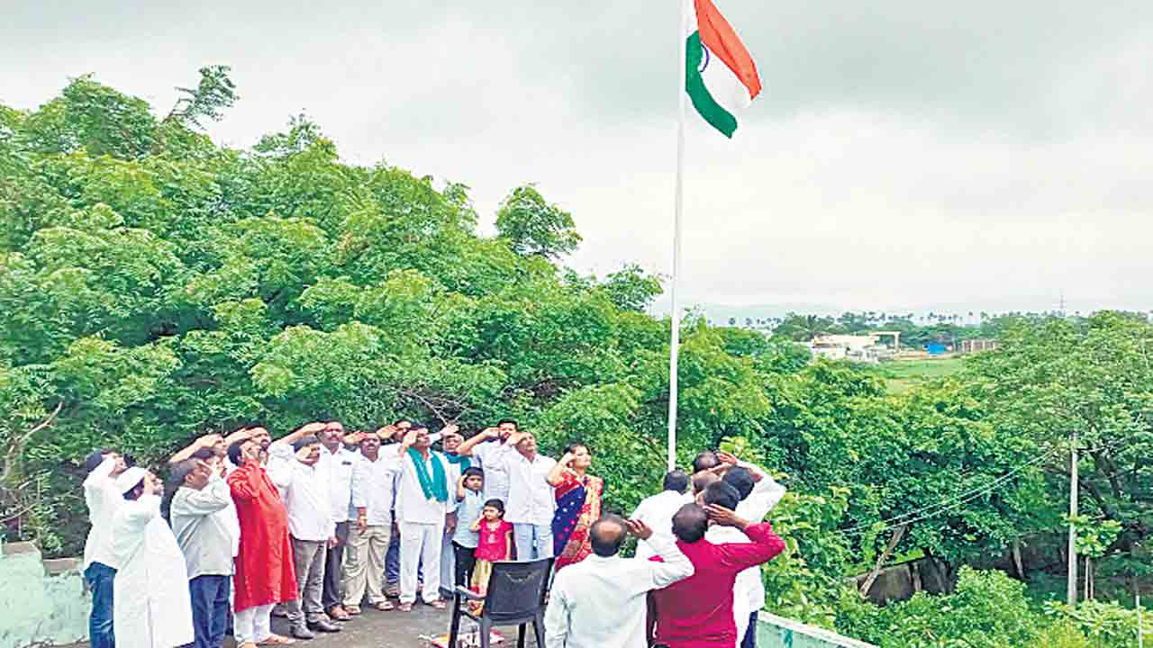 ఘనంగా పంద్రాగస్టు వేడుకలు