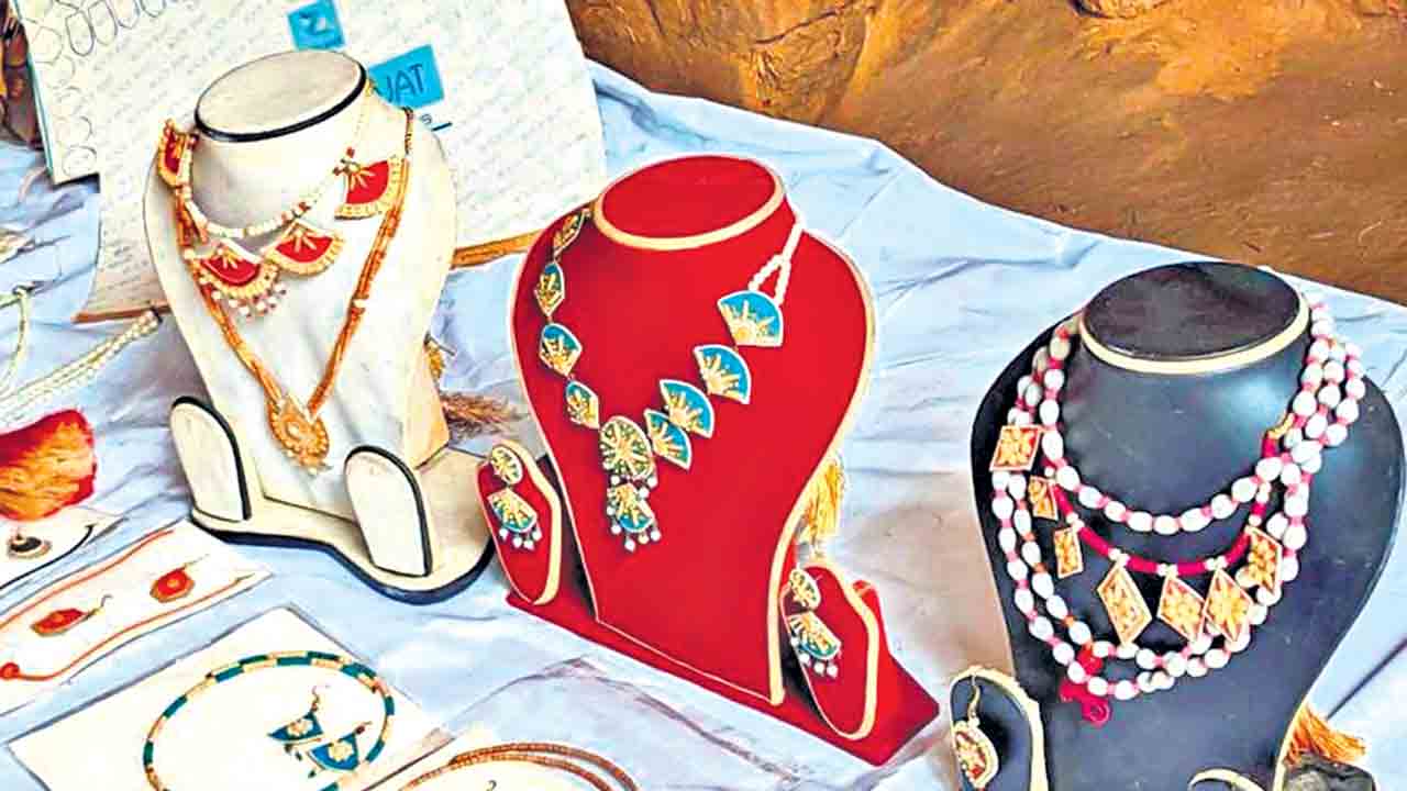 కొత్తగా.. విత్తు నగలు